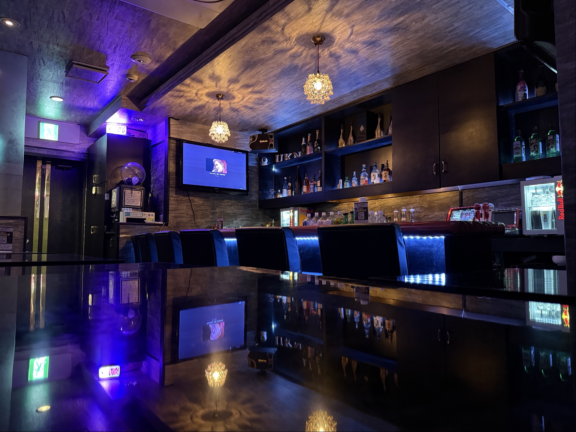BAR UKN. 店内